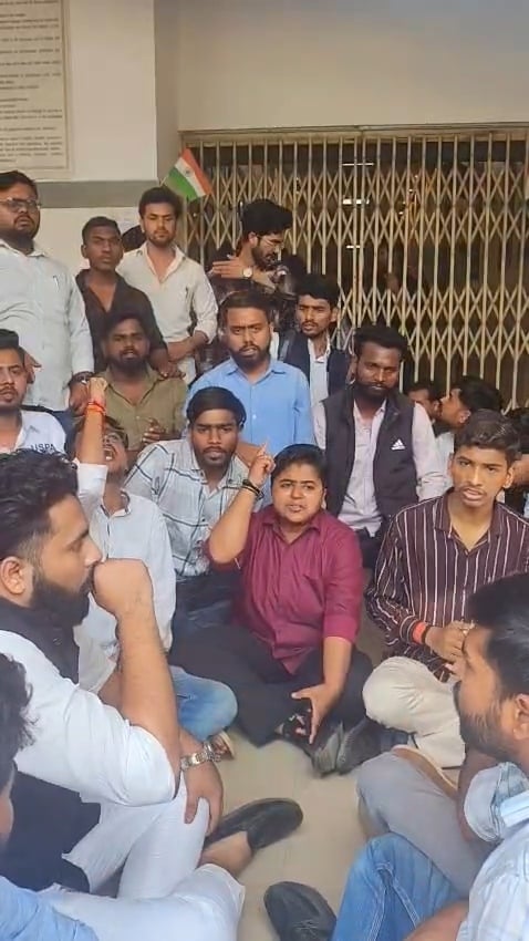 लखनऊ विश्वविद्यालय परिसर स्थित ऐतिहासिक लाल बारादरी के लिए सोमवार को दिनभर तनावपूर्ण माहौल बना 
