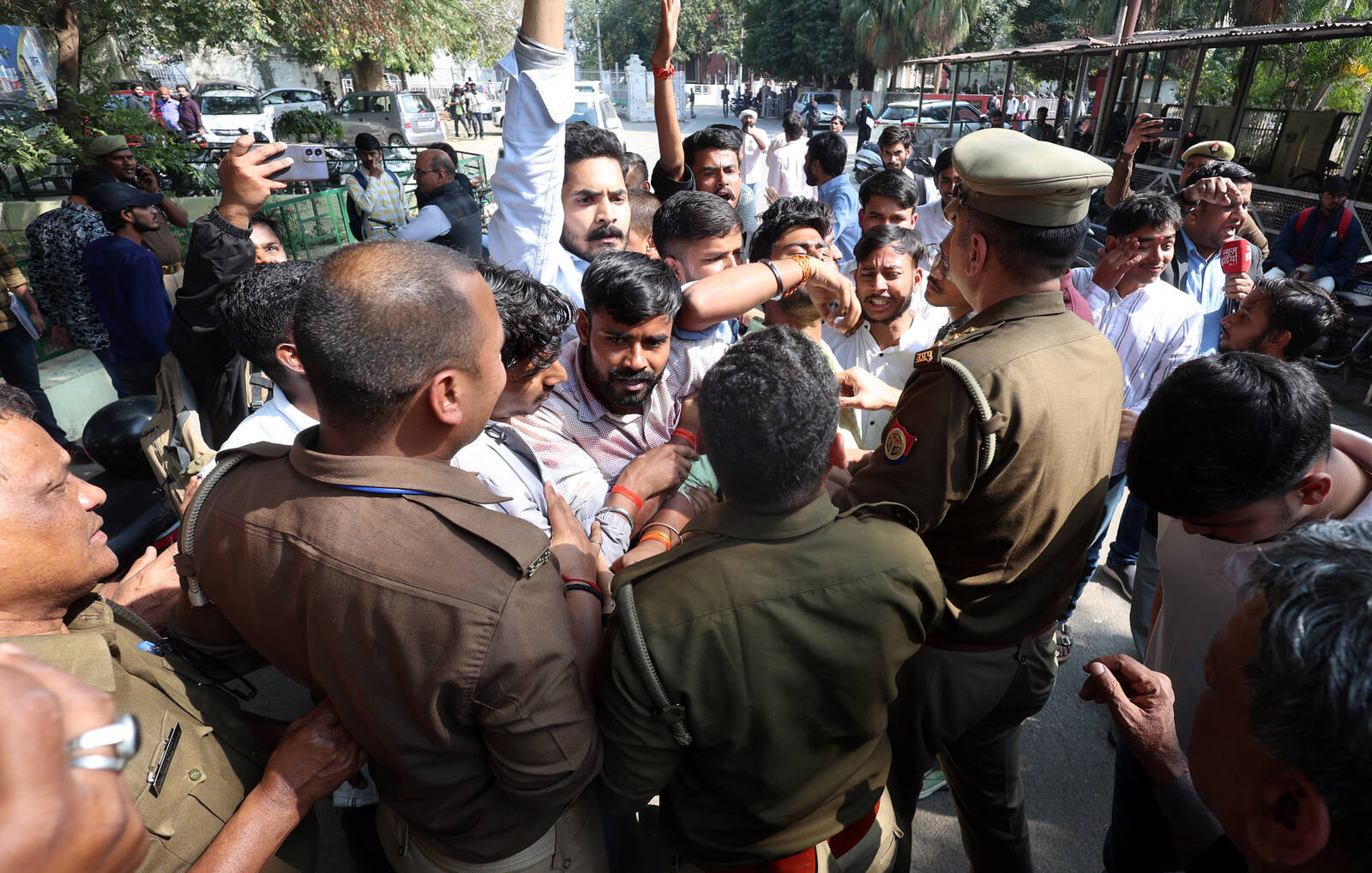 लखनऊ विश्वविद्यालय परिसर स्थित ऐतिहासिक लाल बारादरी के लिए सोमवार को दिनभर तनावपूर्ण माहौल बना 