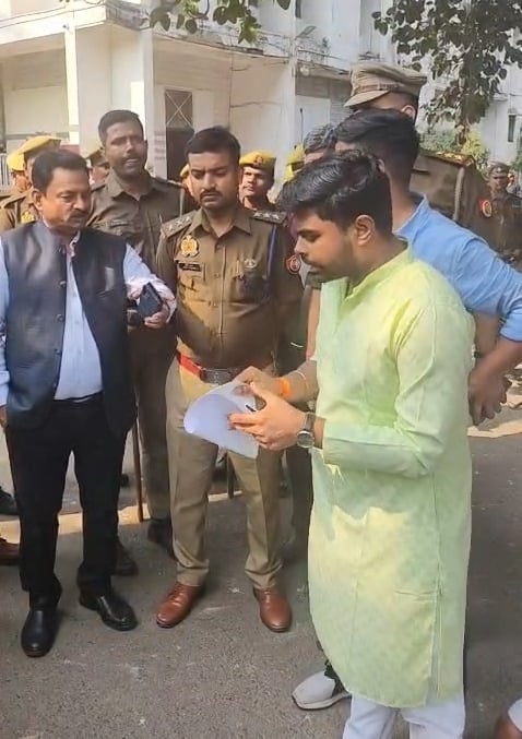 लखनऊ विश्वविद्यालय परिसर स्थित ऐतिहासिक लाल बारादरी के लिए सोमवार को दिनभर तनावपूर्ण माहौल बना 