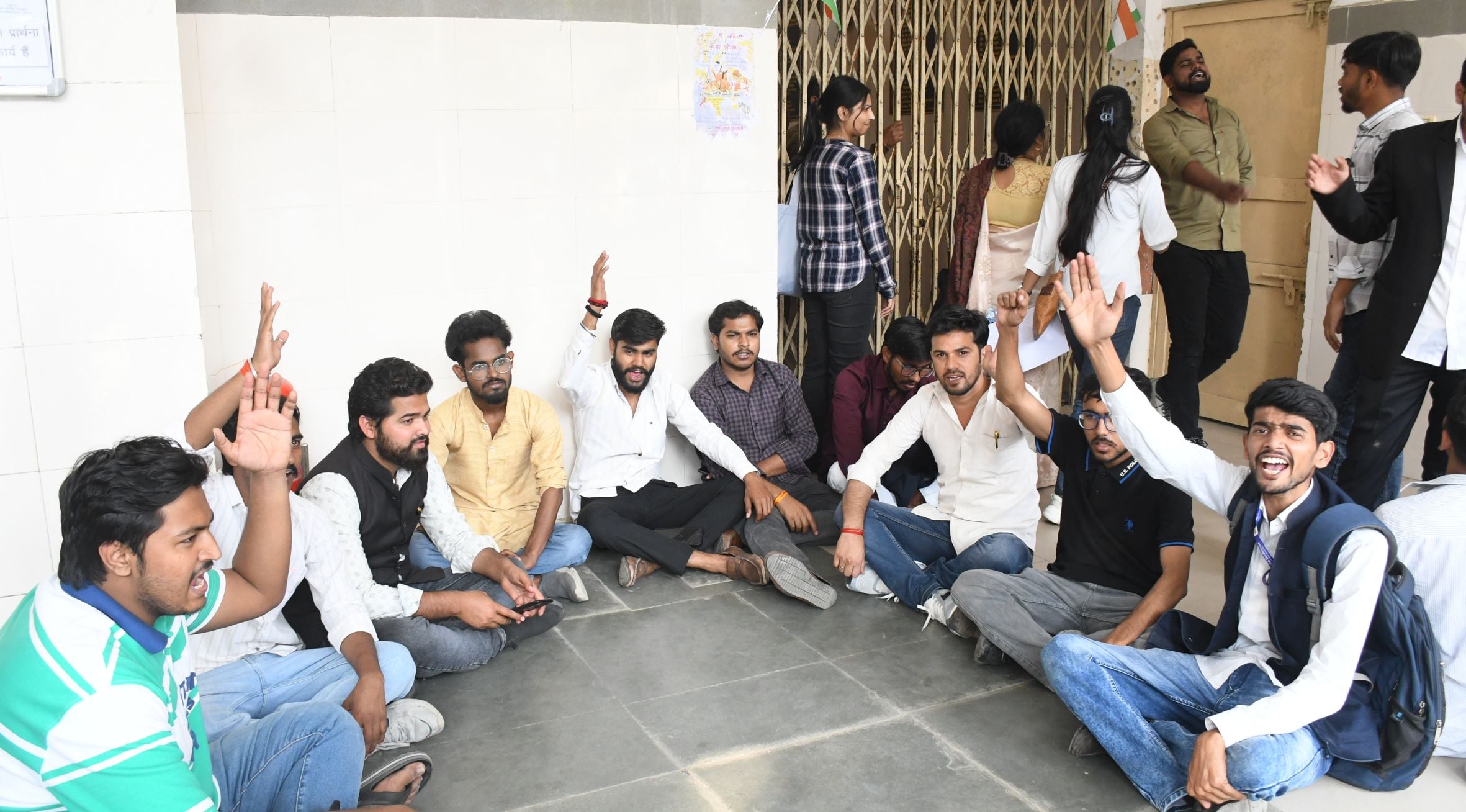 लखनऊ विश्वविद्यालय परिसर स्थित ऐतिहासिक लाल बारादरी के लिए सोमवार को दिनभर तनावपूर्ण माहौल बना 