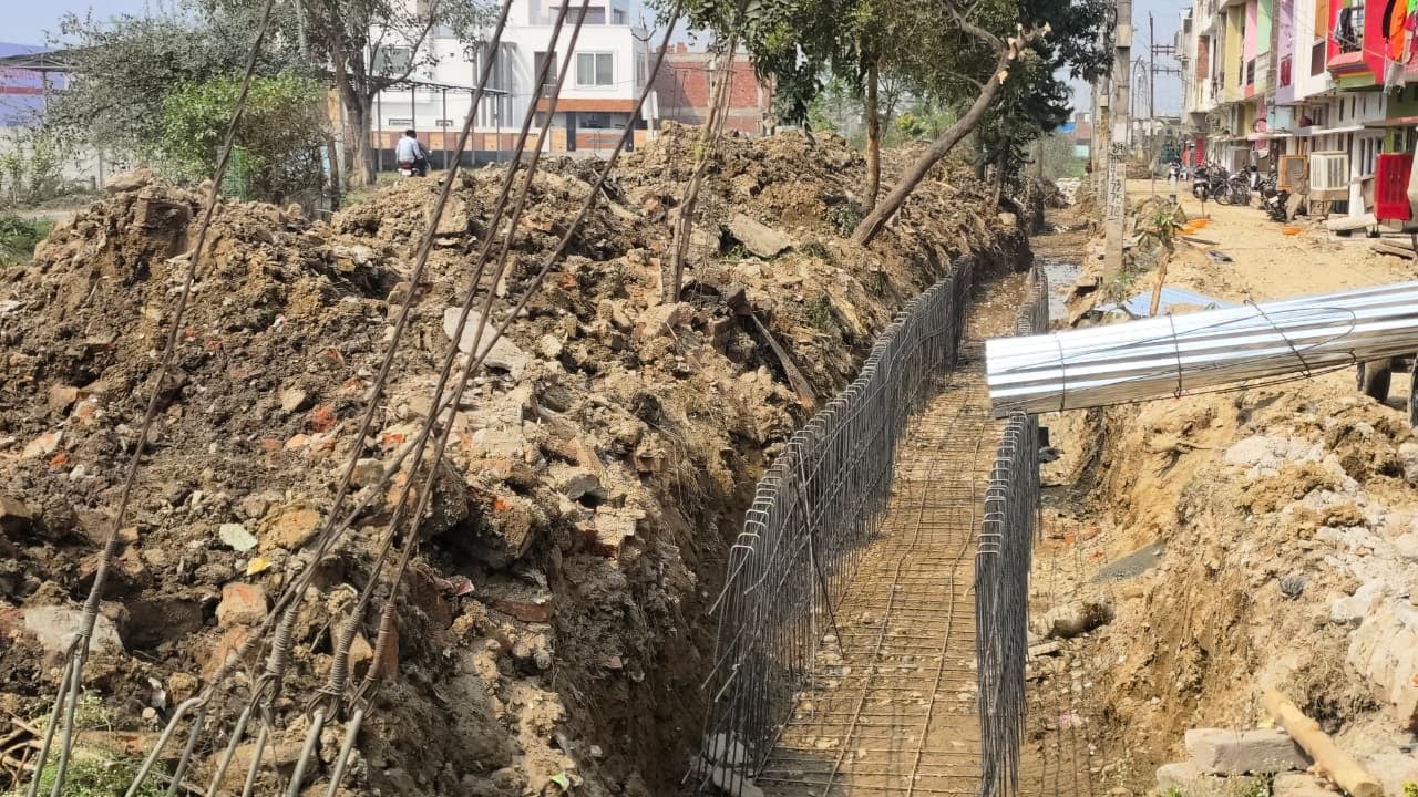 मोहल्ला शिव कॉलोनी में इस तरह नालियों का पानी सड़क पर बह रहा। संवाद