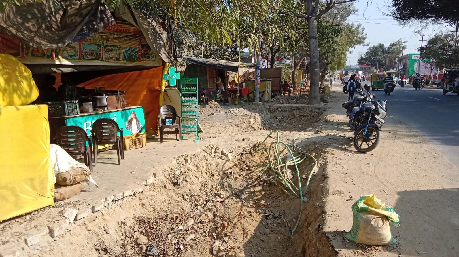 मझिया चौराहे के पास सड़क खोदी गई। संवाद