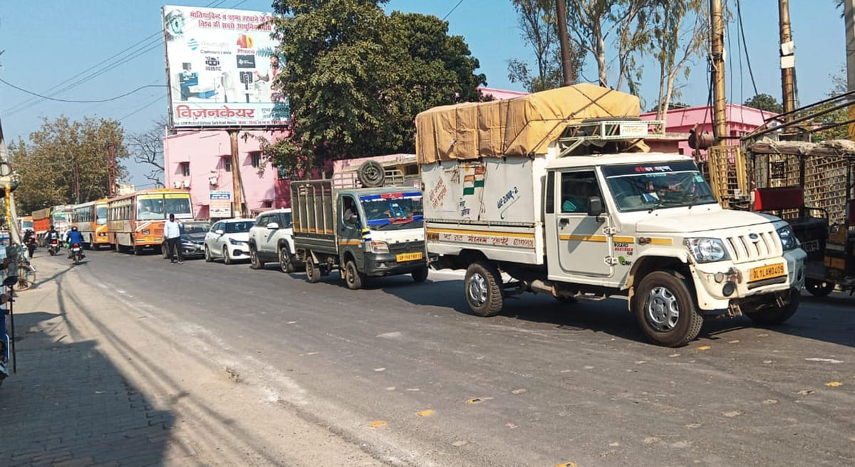 मुख्य मार्ग पर लगे जाम के कारण वाहनों की लंबी लाईन। (मवाना)