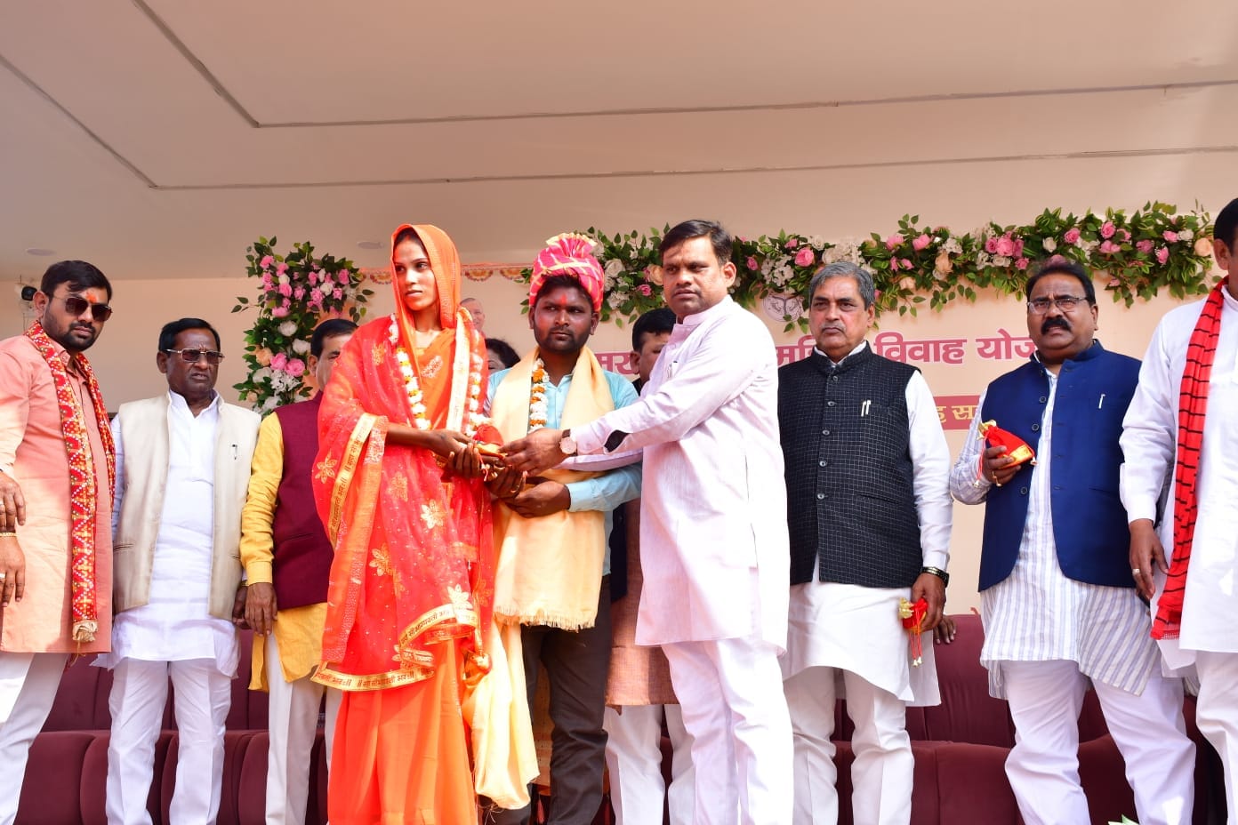 मुख्यमंत्री सामूहिक विवाह योजना के अंतर्गत 95 जोड़ों ने एक-दूसरे का हाथ थामा। मुख्यमंत्री सामूहिक विवाह योजना के अंतर्गत 95 जोड़ों ने एक-दूसरे का हाथ थामा।