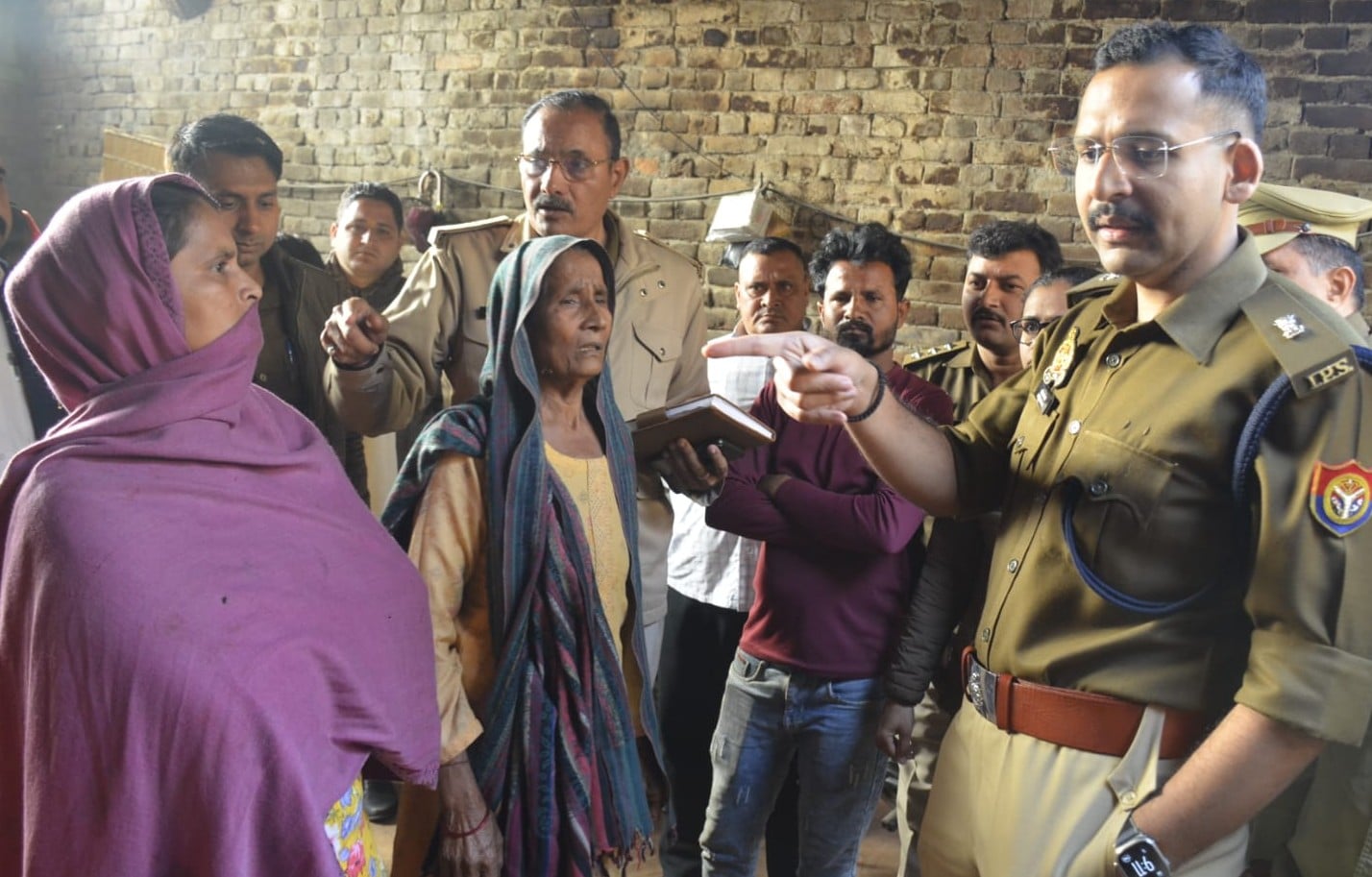 मोरना में घटनास्थल के पास से मिली दरांती की जांच करते पुलिसकर्मी : संवाद मोरना में घटनास्थल के पास से मिली दरांती की जांच करते पुलिसकर्मी : संवाद