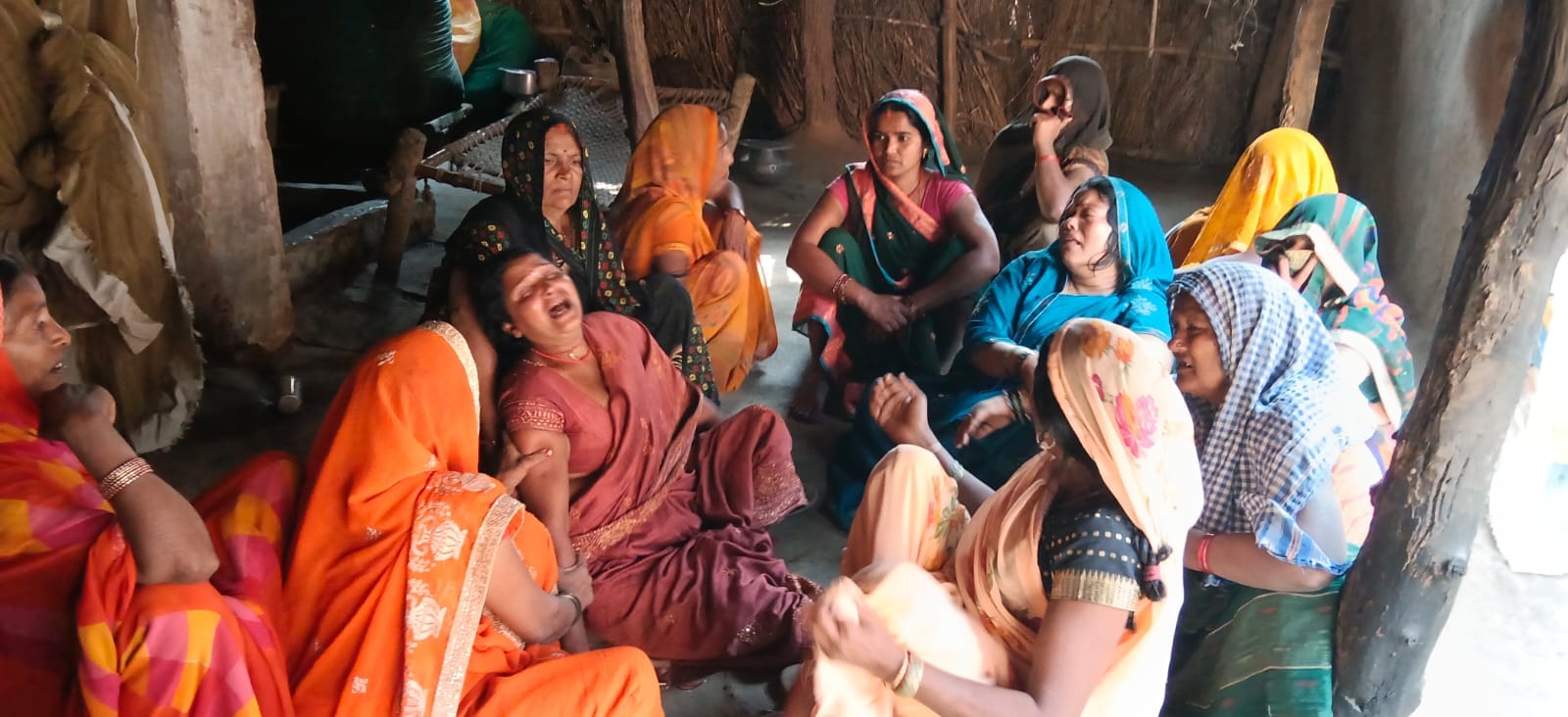 ओमप्रकाश यादव की मौत के बाद सुखदेवपुर चौराहे पर चक्काजाम करते लोग। स्रोत- वीडियो ग्रैब ओमप्रकाश यादव की मौत के बाद सुखदेवपुर चौराहे पर चक्काजाम करते लोग। स्रोत- वीडियो ग्रैब