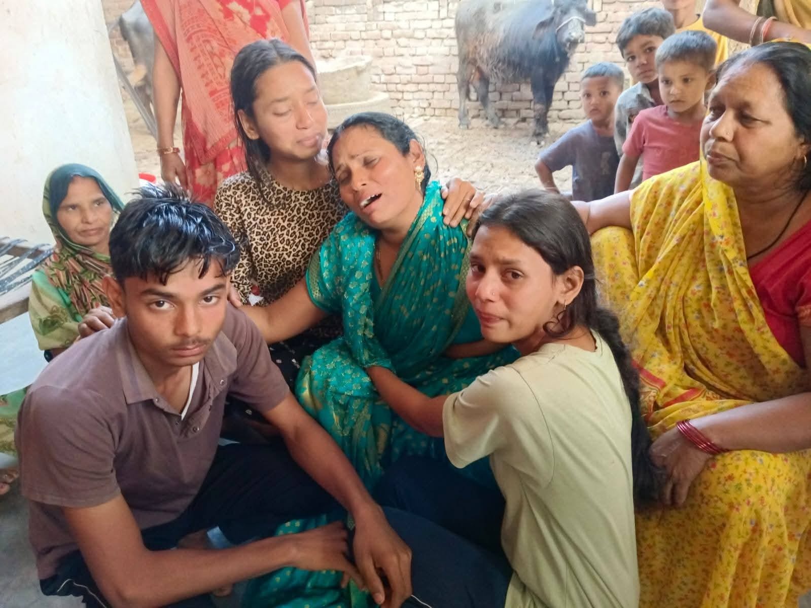 ओमप्रकाश यादव की मौत के बाद सुखदेवपुर चौराहे पर चक्काजाम करते लोग। स्रोत- वीडियो ग्रैब ओमप्रकाश यादव की मौत के बाद सुखदेवपुर चौराहे पर चक्काजाम करते लोग। स्रोत- वीडियो ग्रैब