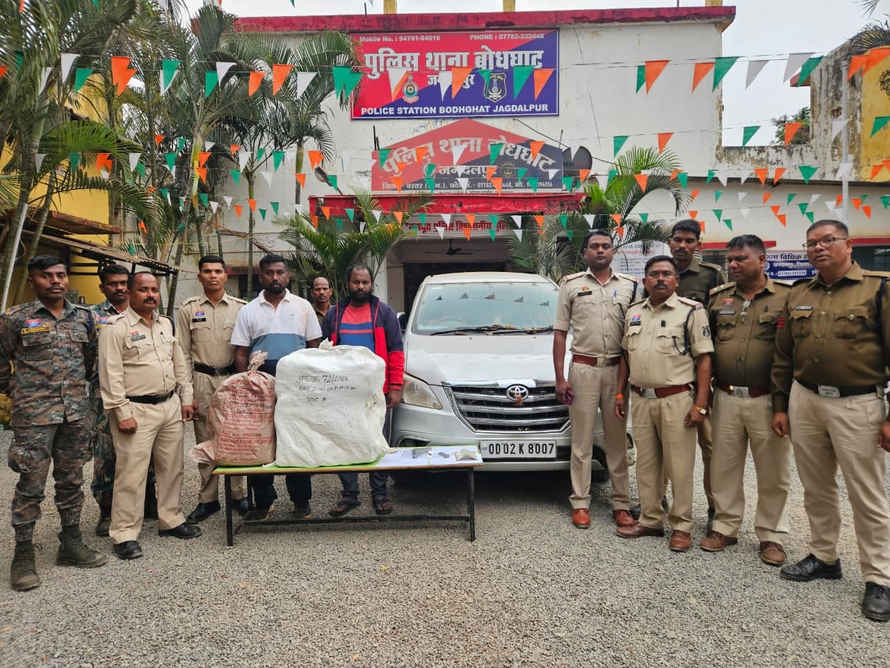 पुलिस हिरासत में आरोपी पुलिस हिरासत में आरोपी