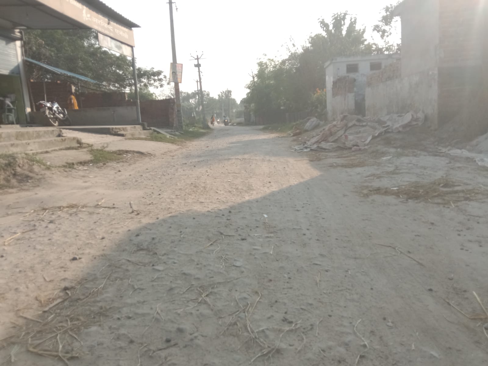 पलिया के बलदेव वैदिक इंटर कालेज  को जाने वाला जर्जर रास्ता। संवाद