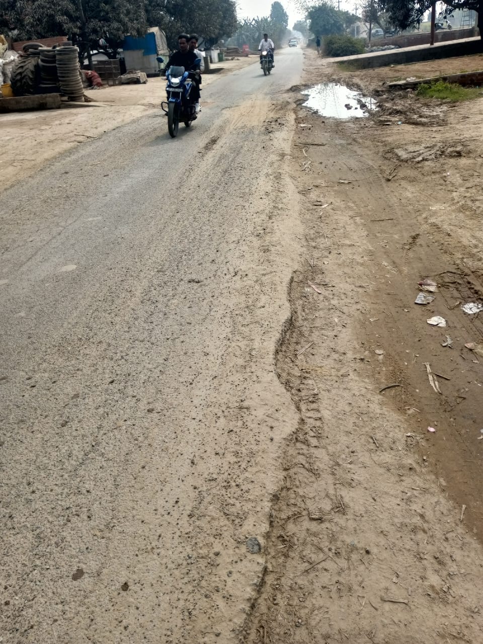 पलिया के बलदेव वैदिक इंटर कालेज  को जाने वाला जर्जर रास्ता। संवाद
