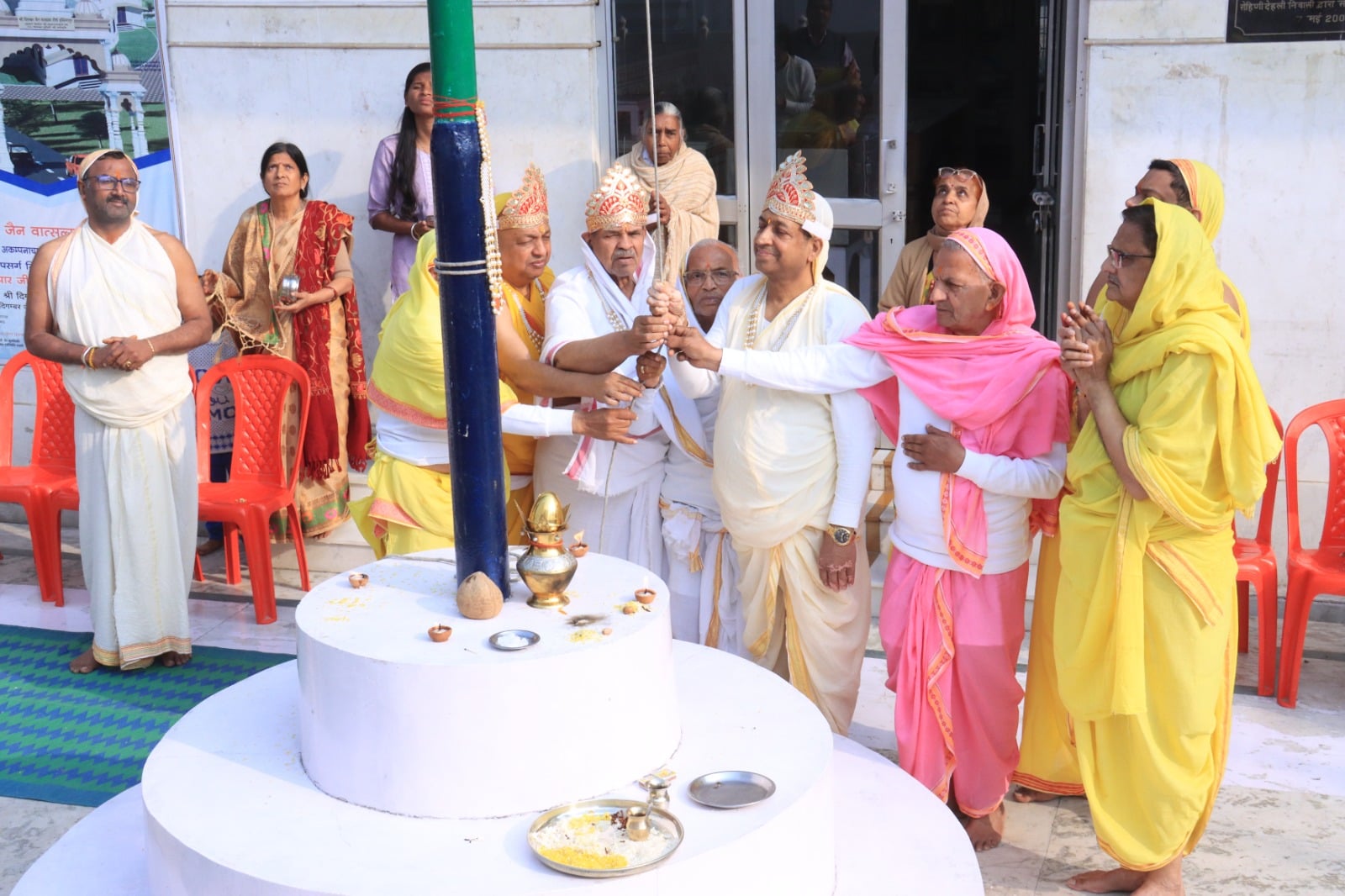 प्राचीन दिगंबर जैन बड़े मंदिर में पूजा अर्चना करते श्रद्धालु स्रोत संवाद प्राचीन दिगंबर जैन बड़े मंदिर में पूजा अर्चना करते श्रद्धालु स्रोत संवाद