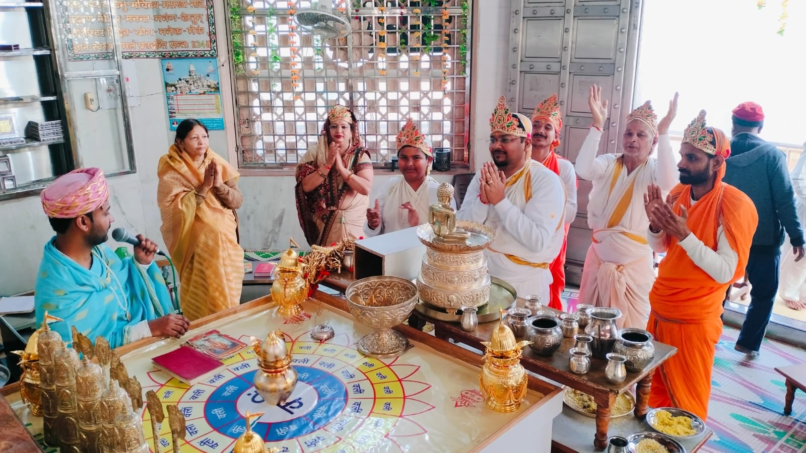 प्राचीन दिगंबर जैन बड़े मंदिर में पूजा अर्चना करते श्रद्धालु स्रोत संवाद प्राचीन दिगंबर जैन बड़े मंदिर में पूजा अर्चना करते श्रद्धालु स्रोत संवाद