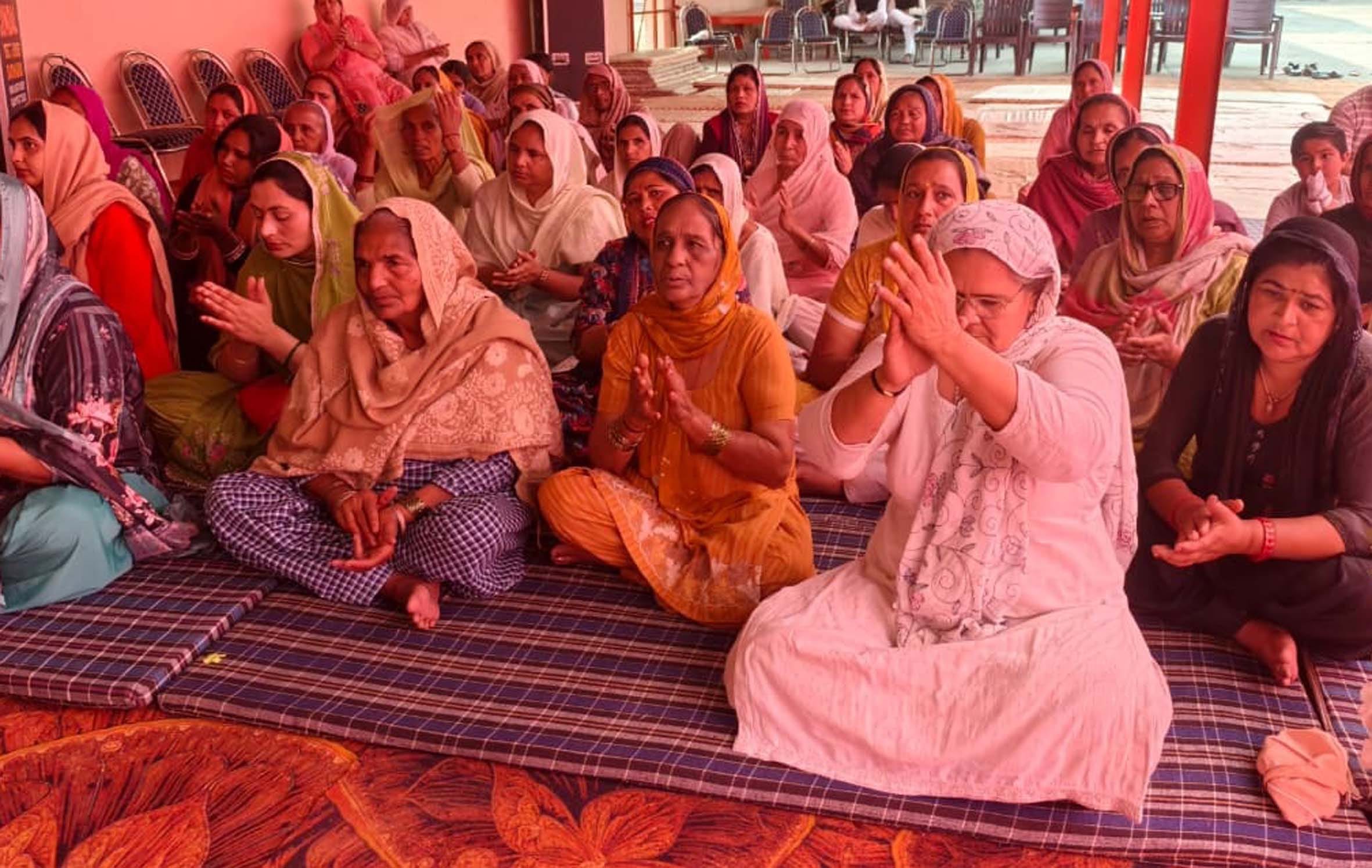 प्रवचन करतीं साध्वी प्रिया किशोरी। आयोजक प्रवचन करतीं साध्वी प्रिया किशोरी। आयोजक