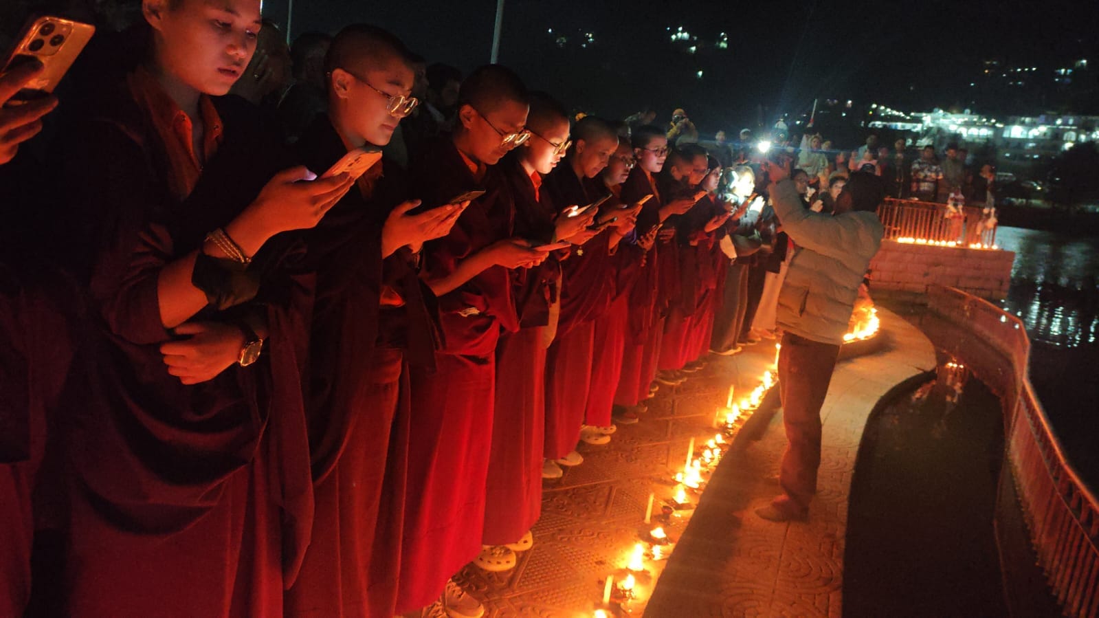 पवित्र रिवालसर झील किनारे दीप जलाते श्रद्धालु। संवाद
