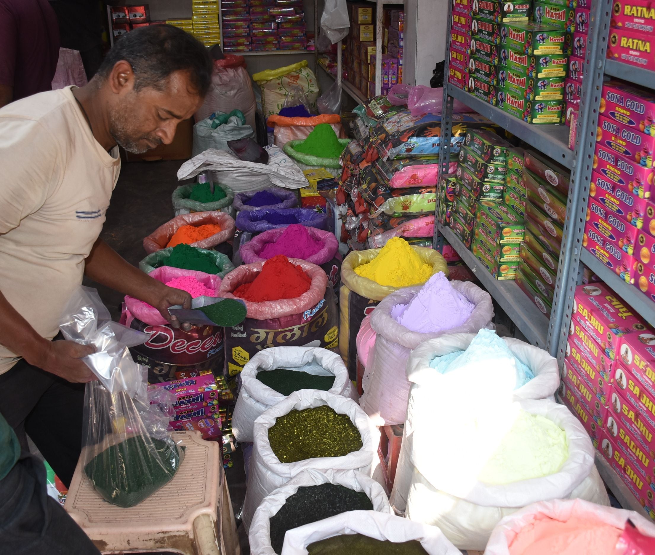 राजधानी में चढ़ा होली का खुमार। राजधानी में चढ़ा होली का खुमार।