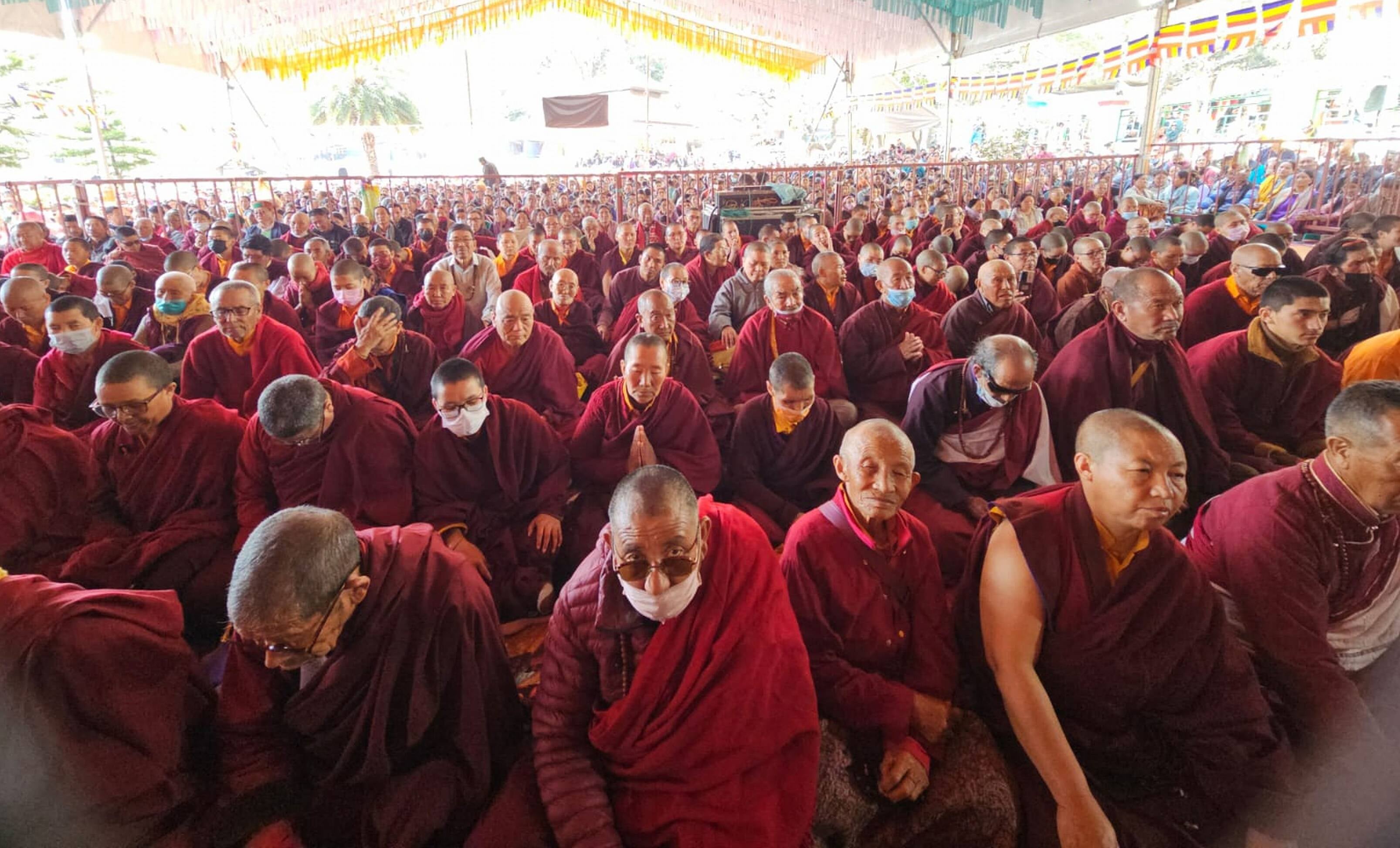 रिवालसर में प्रवचन देते हुए बौद्ध गुरु रिमपोछे जान बन्छुक। संवाद