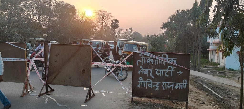 सिकरीगंज पुल पर लगा जाम और लोगों की प्रतिक्रिया सिकरीगंज पुल पर लगा जाम और लोगों की प्रतिक्रिया