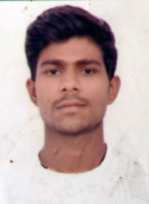 सेमरी टोल प्लाजा पर खड़ी दुर्घटनाग्रस्त बाइक। 