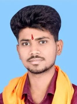 सेमरी टोल प्लाजा पर खड़ी दुर्घटनाग्रस्त बाइक। 