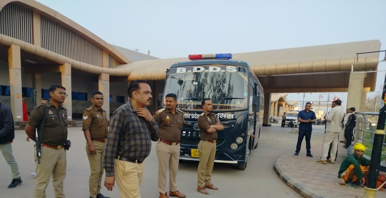 सिटी रेलवे स्टेशन परिसर में मिला पटाखा। स्रोत- जीआरपी