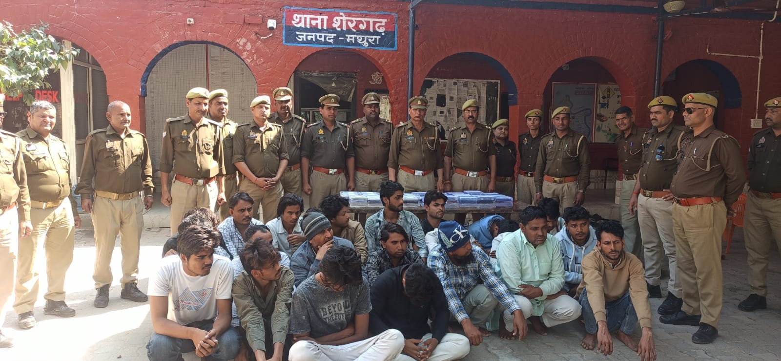 शेरगढ़ के पकड़े गए साइबर आरोपी । 