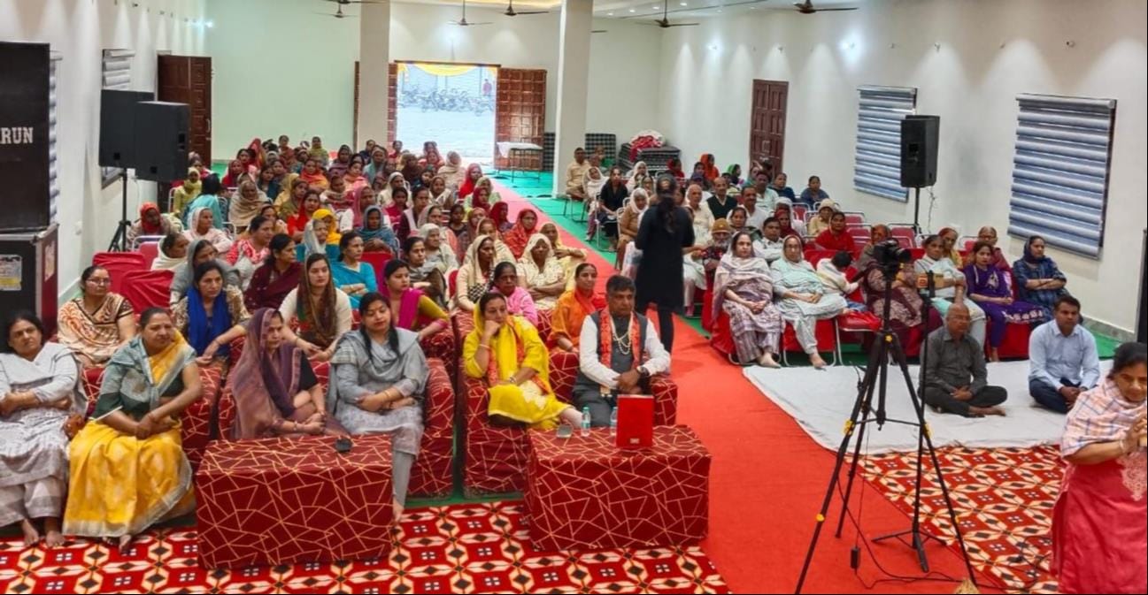 शिवाला मस्तनाथ में आयोजित भागवत कथा में मुख्यातिथि नरेंद्र गहलावत का स्वागत करते संस्था के लोग।