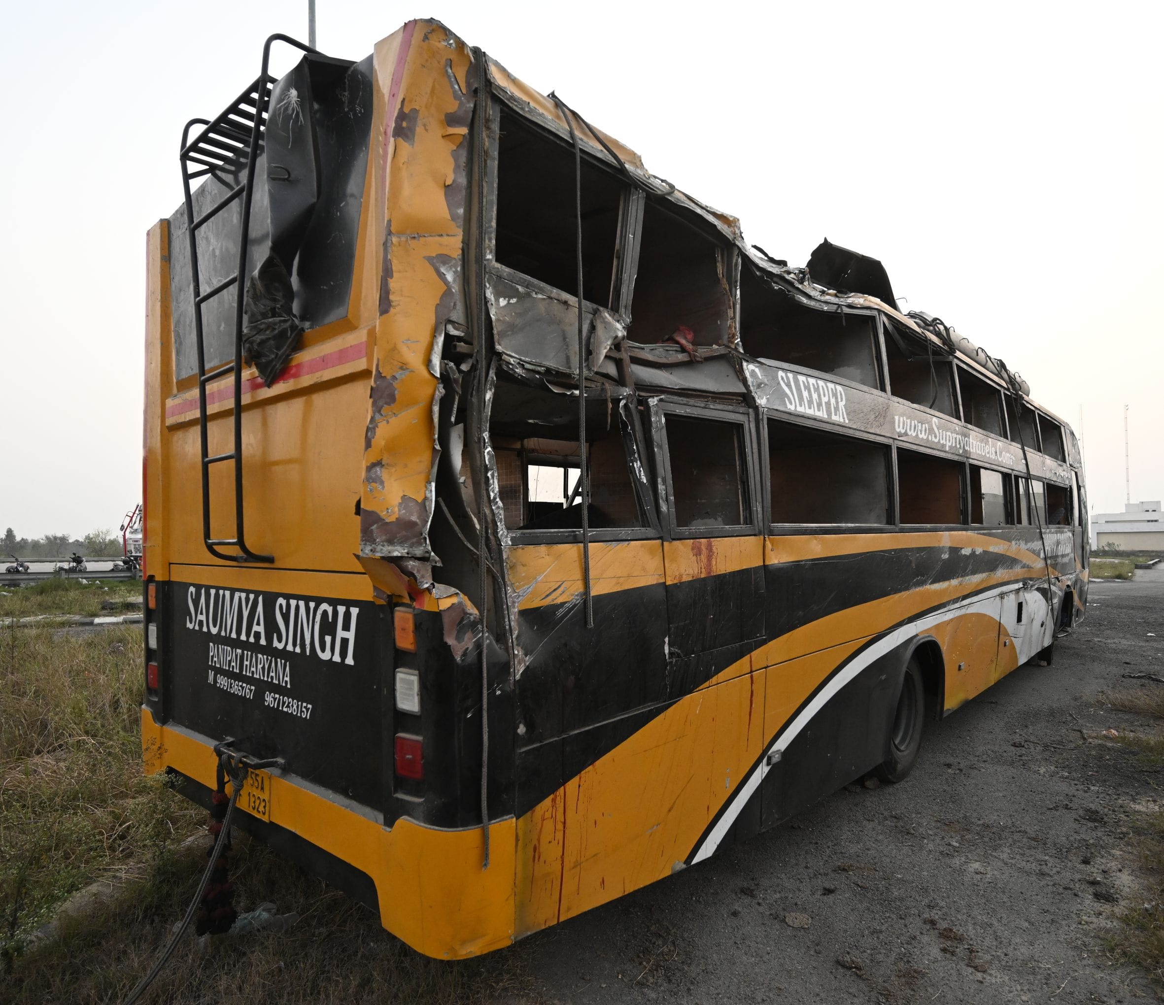 दुर्घटनाग्रस्त डबल डेकर बस।