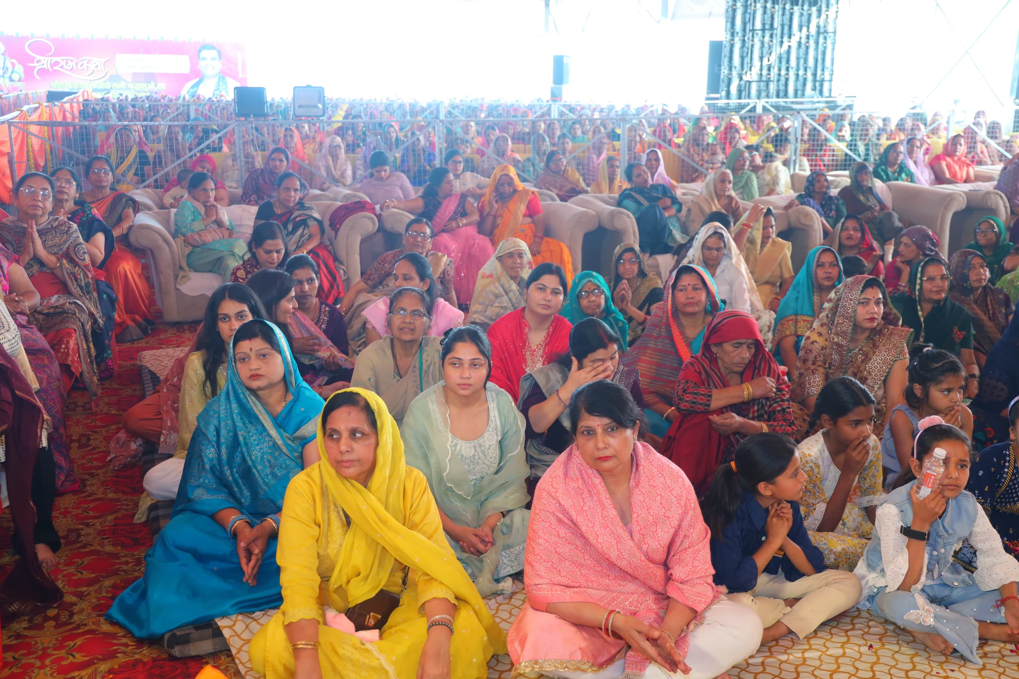 दौराला - श्री राम कथा में कथा सुनने उमड़ी श्रद्धालुओं की भीड़। स्रोत : आयोजक
