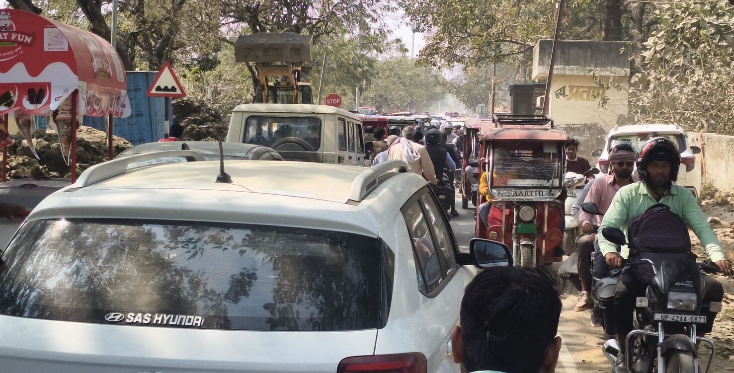 11-जीआईसी ओवरब्रिज के निकट निर्माण कार्य के कारण वापस लौटते राहगीर।-संवाद