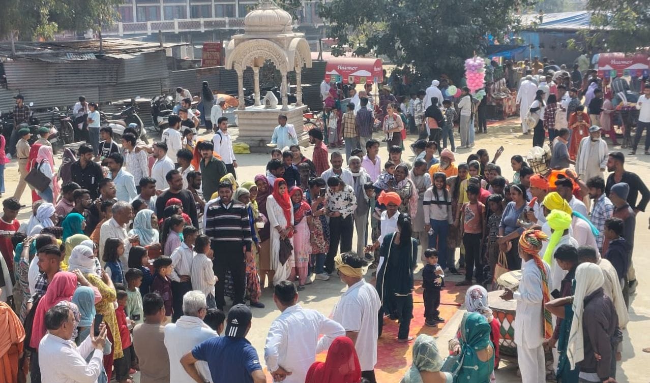21-बाबा मस्तनाथ की स्मृति में लगे मेले में श्रद्धालुओं को आशीर्वाद देते मठ के महंत बाबा बालकनाथ