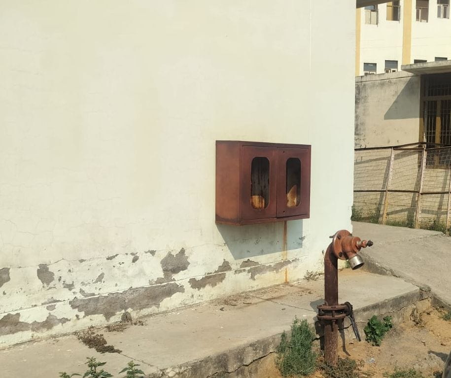 24जेएनडी01,02,03: नागरिक अस्पताल के नए भवन में लगाए गए फायर सेफ्टी के उपकरण टूटी हालात में। संव 24जेएनडी01,02,03: नागरिक अस्पताल के नए भवन में लगाए गए फायर सेफ्टी के उपकरण टूटी हालात में। संव