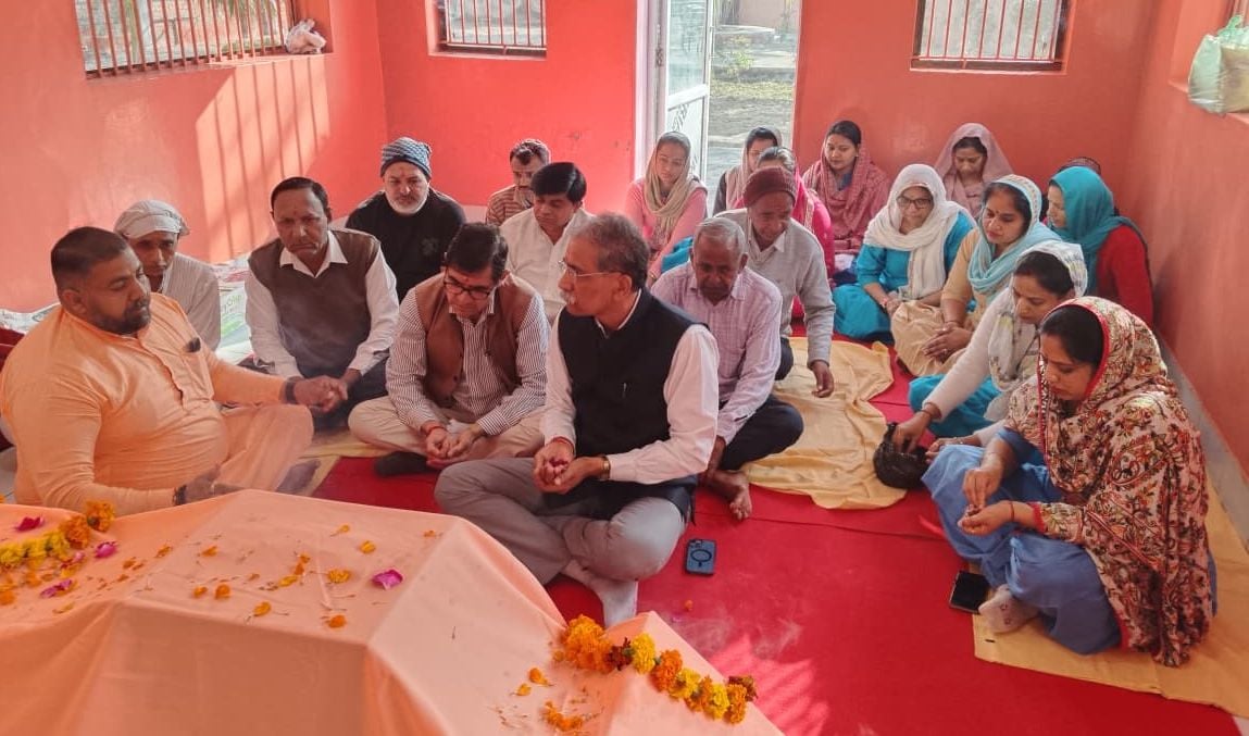 24जेएनडी27: नागरिक अस्पताल में आयोजित भंडारे में प्रसाद ग्रहण करते हुए अस्पताल के कर्मचारी। संव