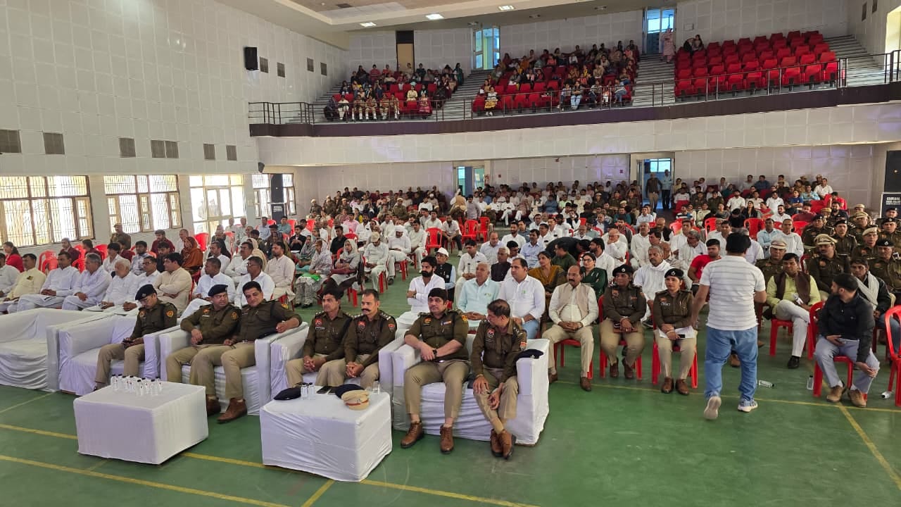 24jjrp013- राजकीय नेहरू कॉलेज के आडिटोरियम में आयोजित कार्यक्रम का दीप प्रज्ज्वल कर शुभारंभ करत