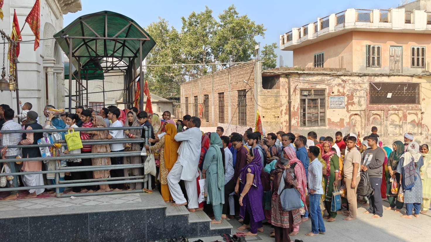 24jjrp02- बेरी स्थित माता भीमेश्वरी देवी के दर्शन करते श्रद्धालु। संवाद 24jjrp02- बेरी स्थित माता भीमेश्वरी देवी के दर्शन करते श्रद्धालु। संवाद