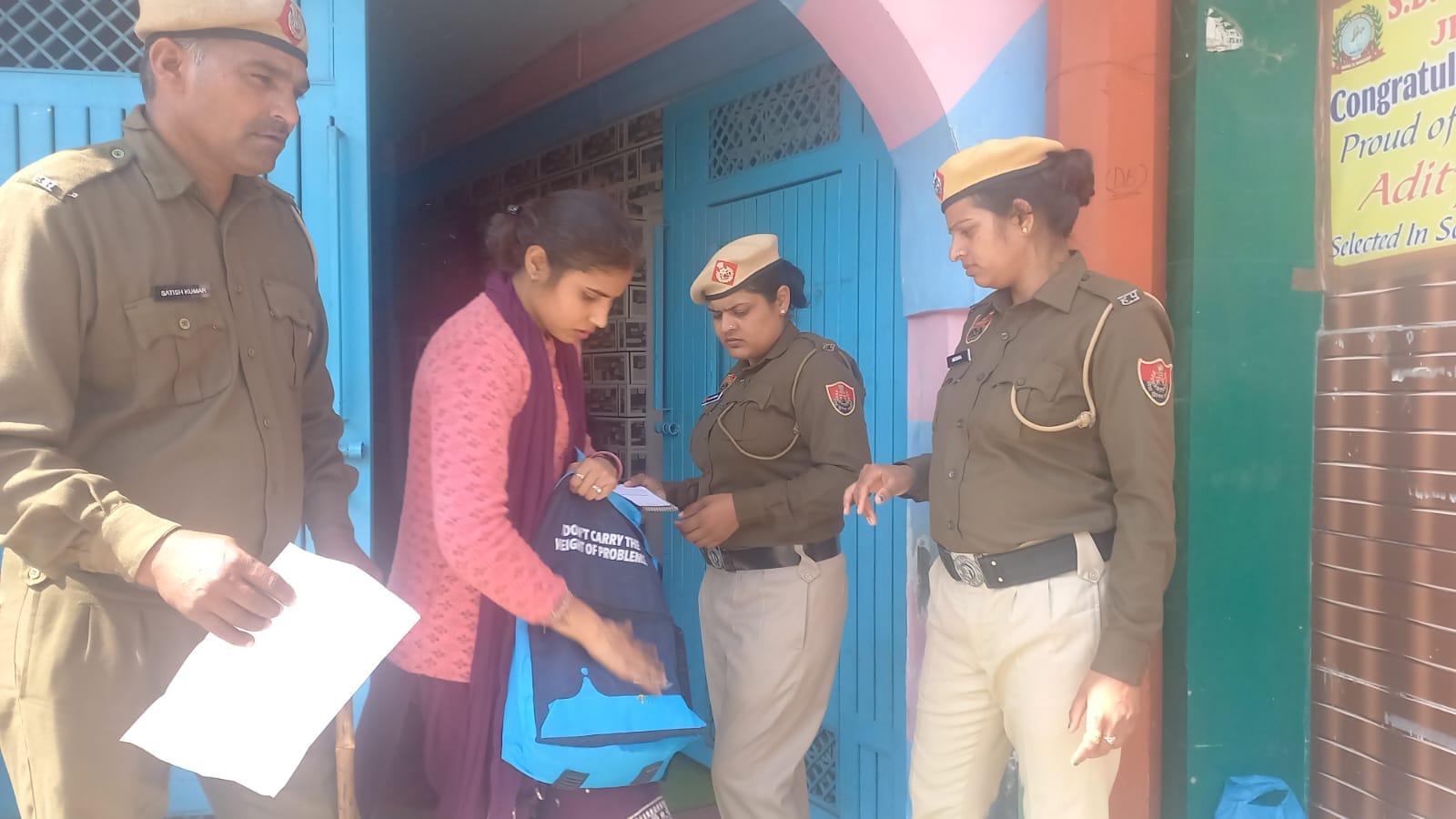 25jjrp20- परीक्षा केंद्र के बाहर खड़ी लोगों की भीड़ को हटाते पुलिस कर्मचारी। संवाद 25jjrp20- परीक्षा केंद्र के बाहर खड़ी लोगों की भीड़ को हटाते पुलिस कर्मचारी। संवाद