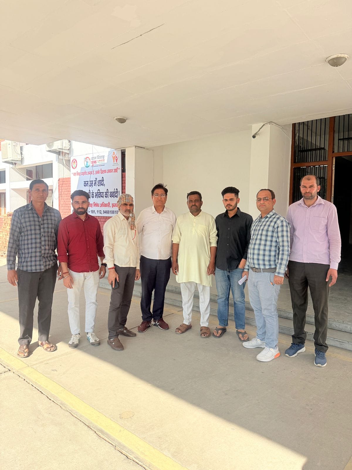 25jjrp20- परीक्षा केंद्र के बाहर खड़ी लोगों की भीड़ को हटाते पुलिस कर्मचारी। संवाद 25jjrp20- परीक्षा केंद्र के बाहर खड़ी लोगों की भीड़ को हटाते पुलिस कर्मचारी। संवाद