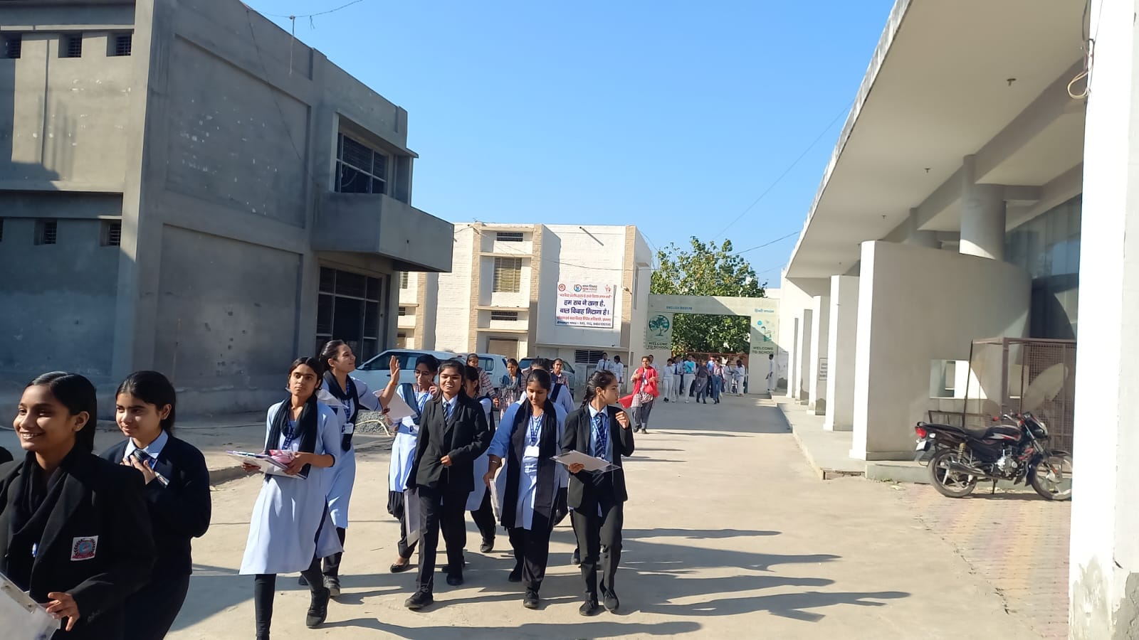 25jjrp20- परीक्षा केंद्र के बाहर खड़ी लोगों की भीड़ को हटाते पुलिस कर्मचारी। संवाद 25jjrp20- परीक्षा केंद्र के बाहर खड़ी लोगों की भीड़ को हटाते पुलिस कर्मचारी। संवाद
