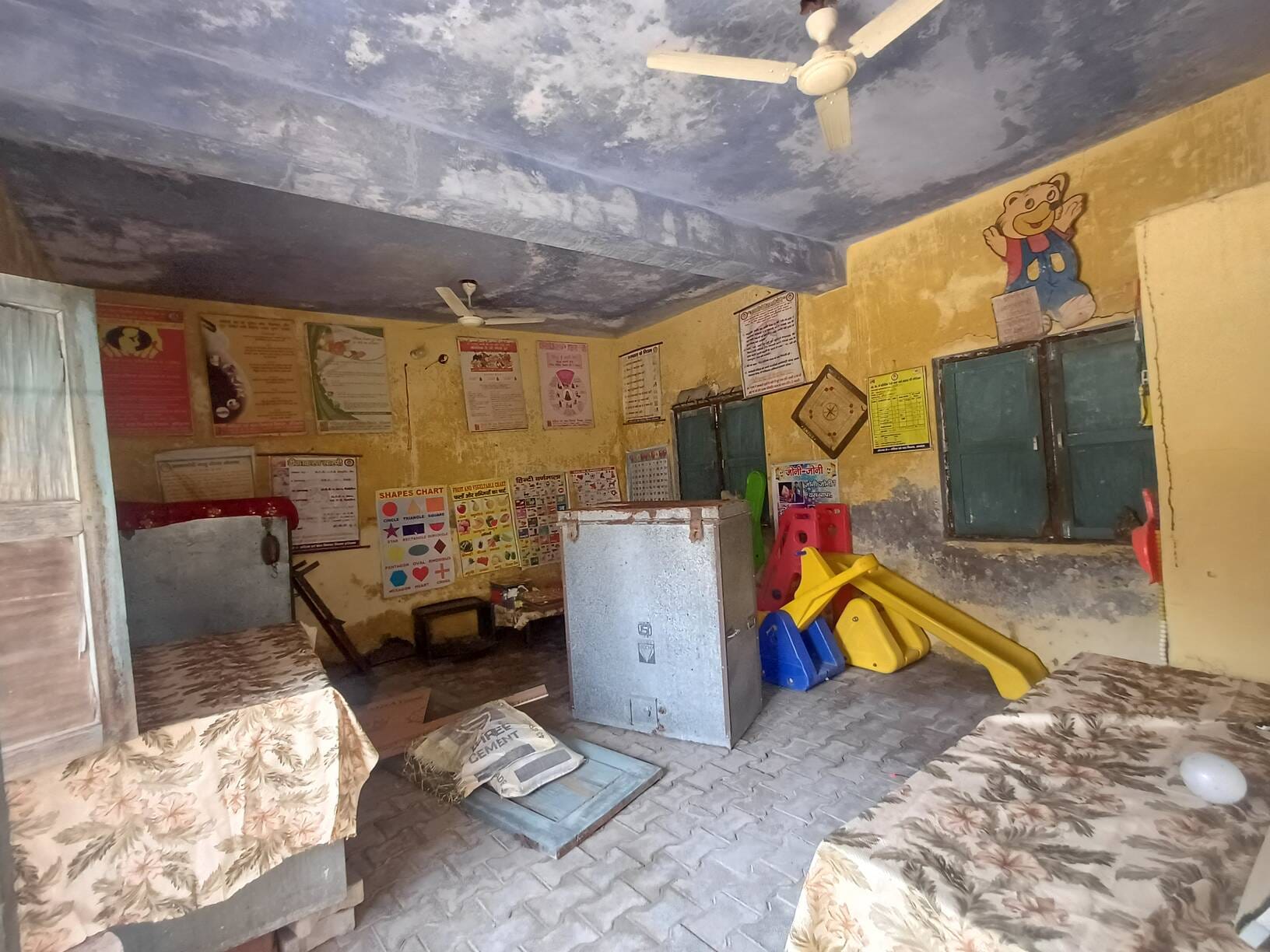 अंबाला छावनी के बारह क्रास रोड स्थित सामुदायिक भवन के परिसर में चल रही छपरबंद मोहल्ला की आंगनब