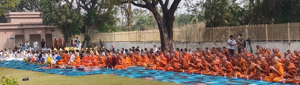बुद्ध धातु शोभायात्रा में शामिल बौद्ध श्रद्धालु। संवाद