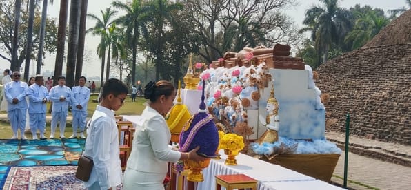 बुद्ध धातु शोभायात्रा में शामिल बौद्ध श्रद्धालु। संवाद