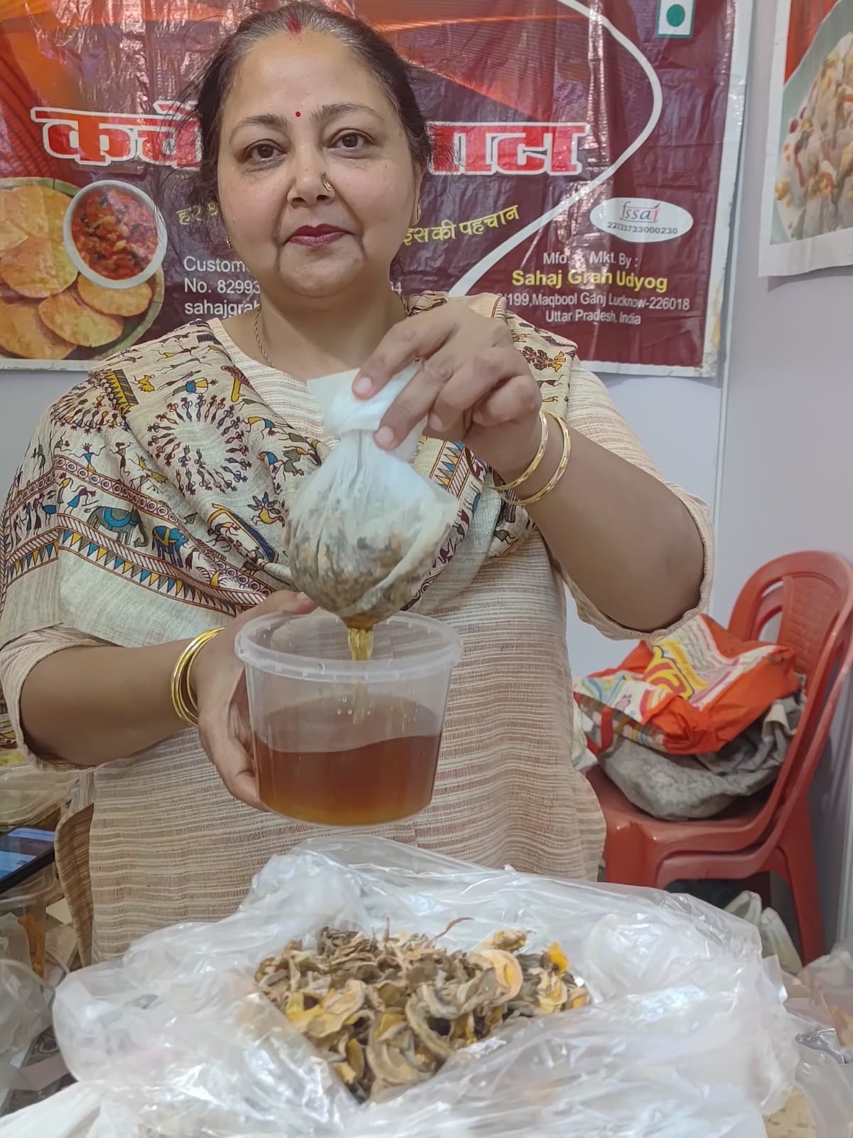 डालीबाग स्थित खादी भवन में लगी प्रदर्शनी में स्टॉल संचालक। 