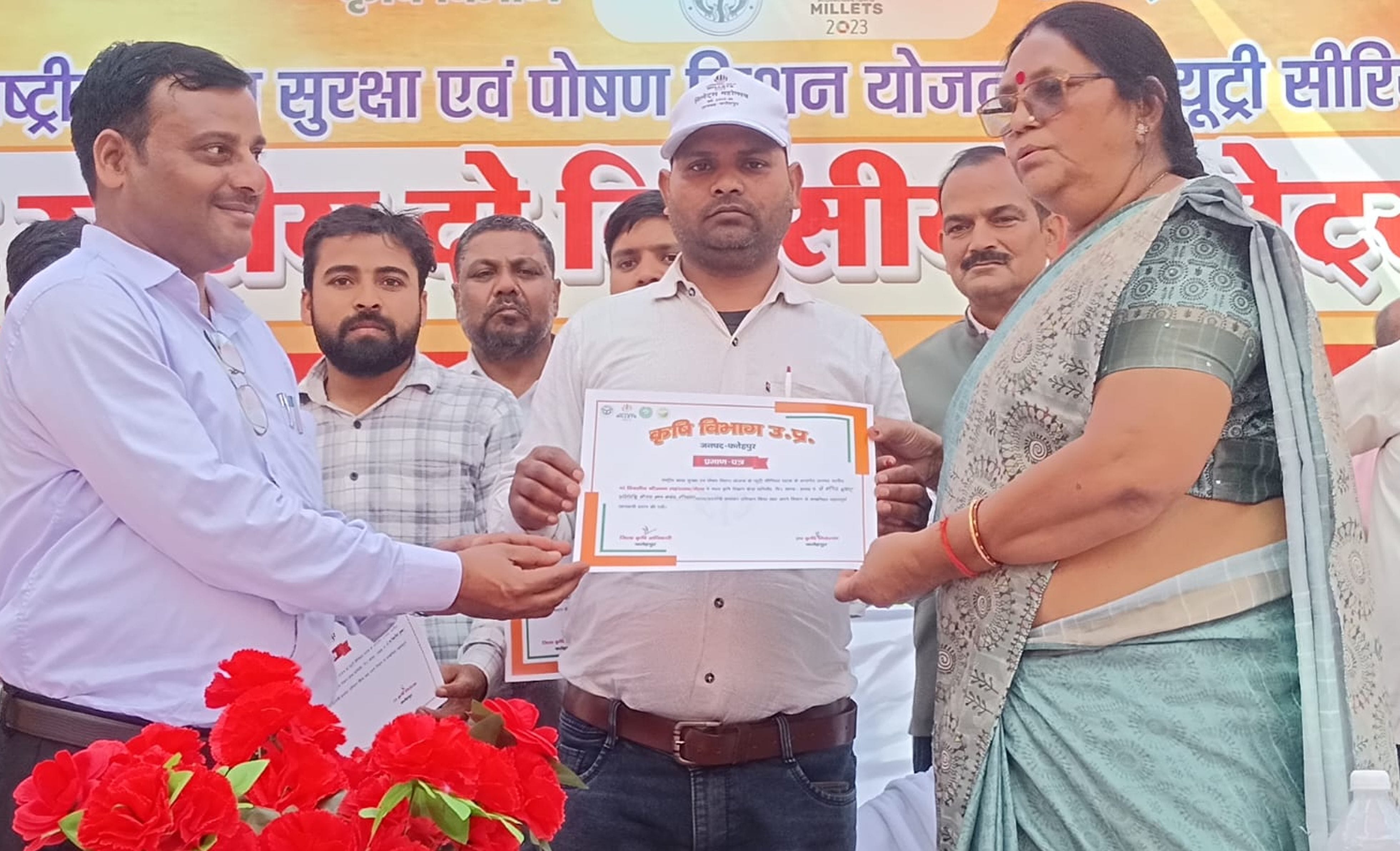 फोटो-16- श्रीअन्न उत्पादन करने वाले किसान को प्रशस्ति पत्र प्रदान करतीं खागा विधायक। संवाद फोटो-16- श्रीअन्न उत्पादन करने वाले किसान को प्रशस्ति पत्र प्रदान करतीं खागा विधायक। संवाद