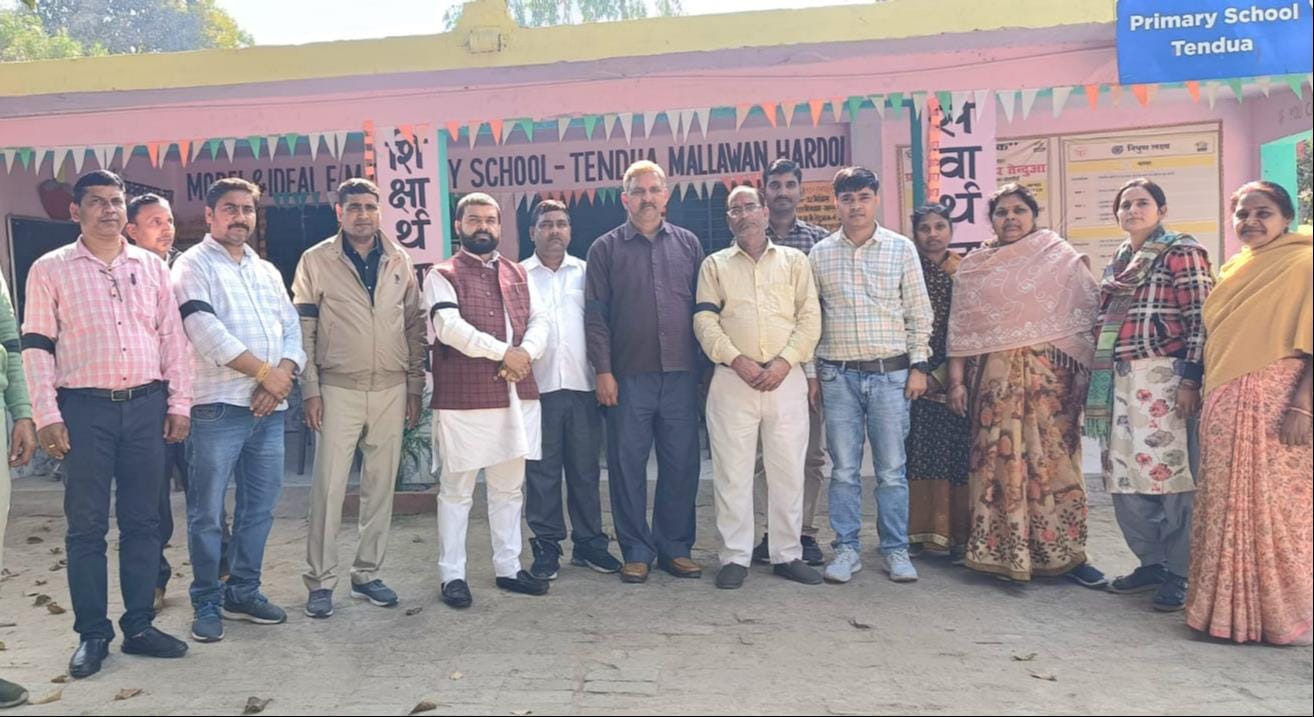 फोटो 35: अहिरोरी के एकघरा भौरंजा स्कूल पर काली पट्टी बांधकर विरोध जताते उत्तर प्रदेशीय जूनियर ह