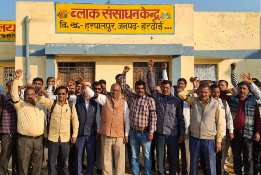 फोटो 35: अहिरोरी के एकघरा भौरंजा स्कूल पर काली पट्टी बांधकर विरोध जताते उत्तर प्रदेशीय जूनियर ह