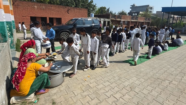 फोटो-53: बहादुरगढ़ के सेक्टर छह स्थित प्राथमिक स्कूल में नए टीचरों की बैठक लेते प्राचार्य संजय र