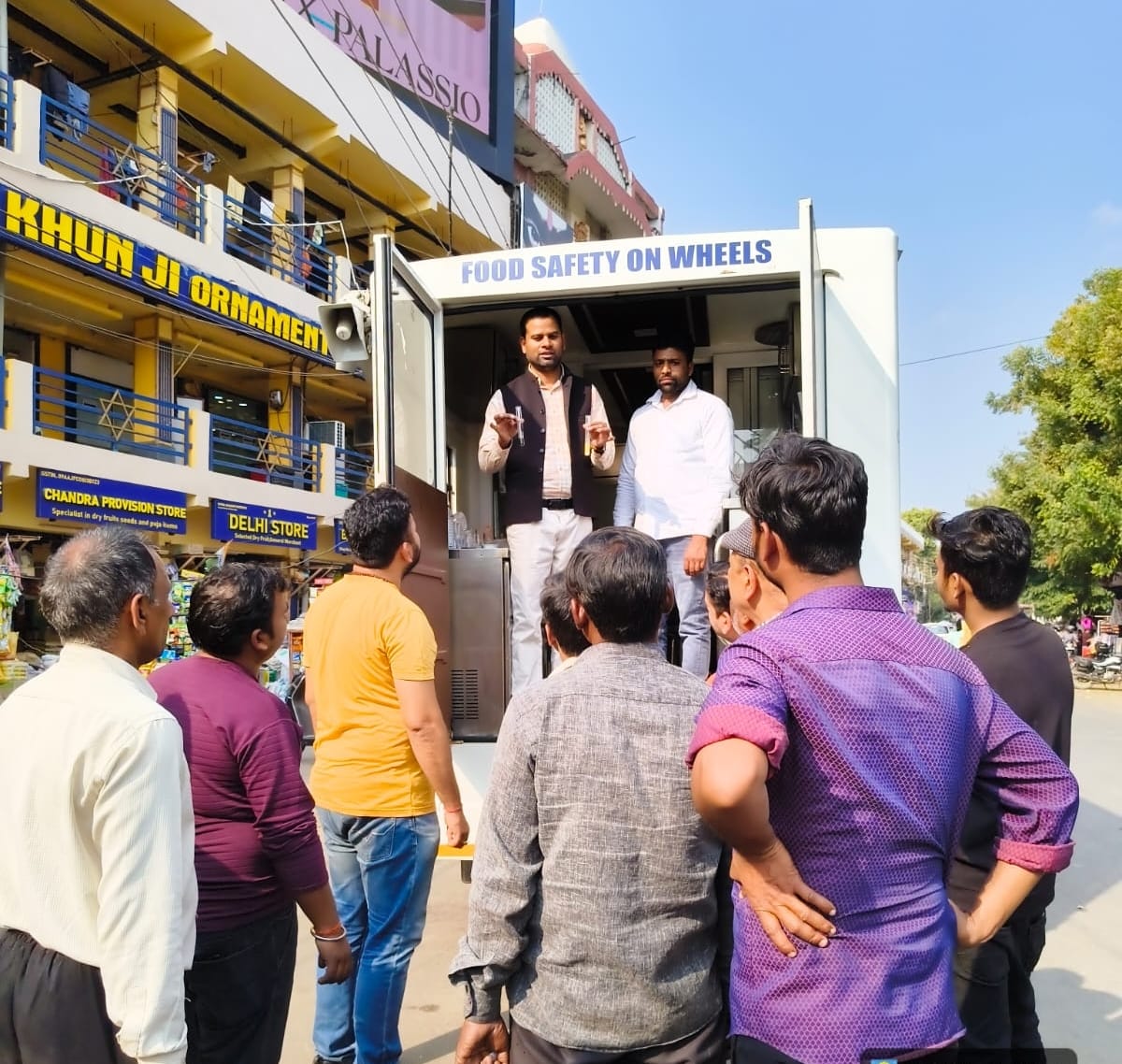 जांच वैन के जरिये इंदिरा नगर में लोगों को जागरूक करती एफएसडीए की टीम। 