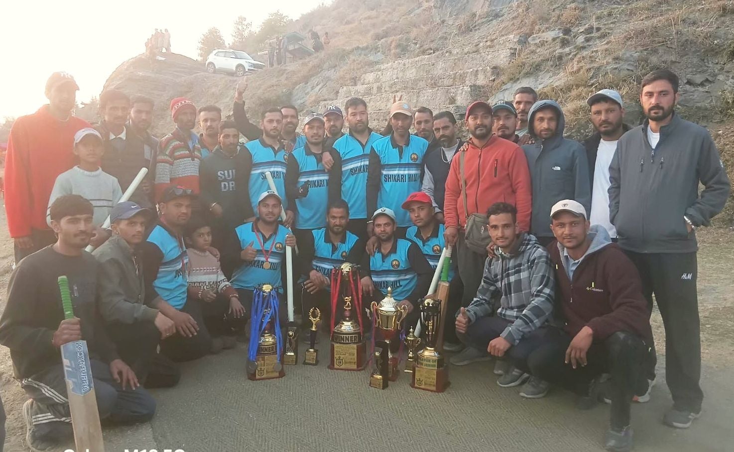 जगूणी में आयोजित रस्साकशी के फाइनल मुकाबले में महिला मंडल कराली और सनेई की महिलाएं जोर आजमाईश क