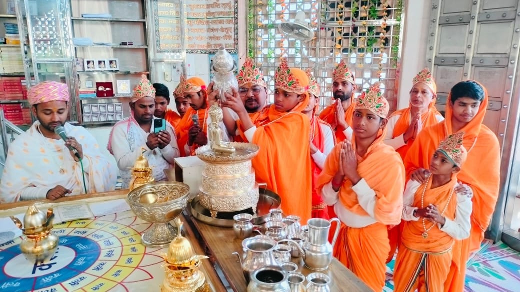कैलाश पर्वत मंदिर पर पूजा अर्चना करते श्रद्धालु स्रोत संवाद कैलाश पर्वत मंदिर पर पूजा अर्चना करते श्रद्धालु स्रोत संवाद