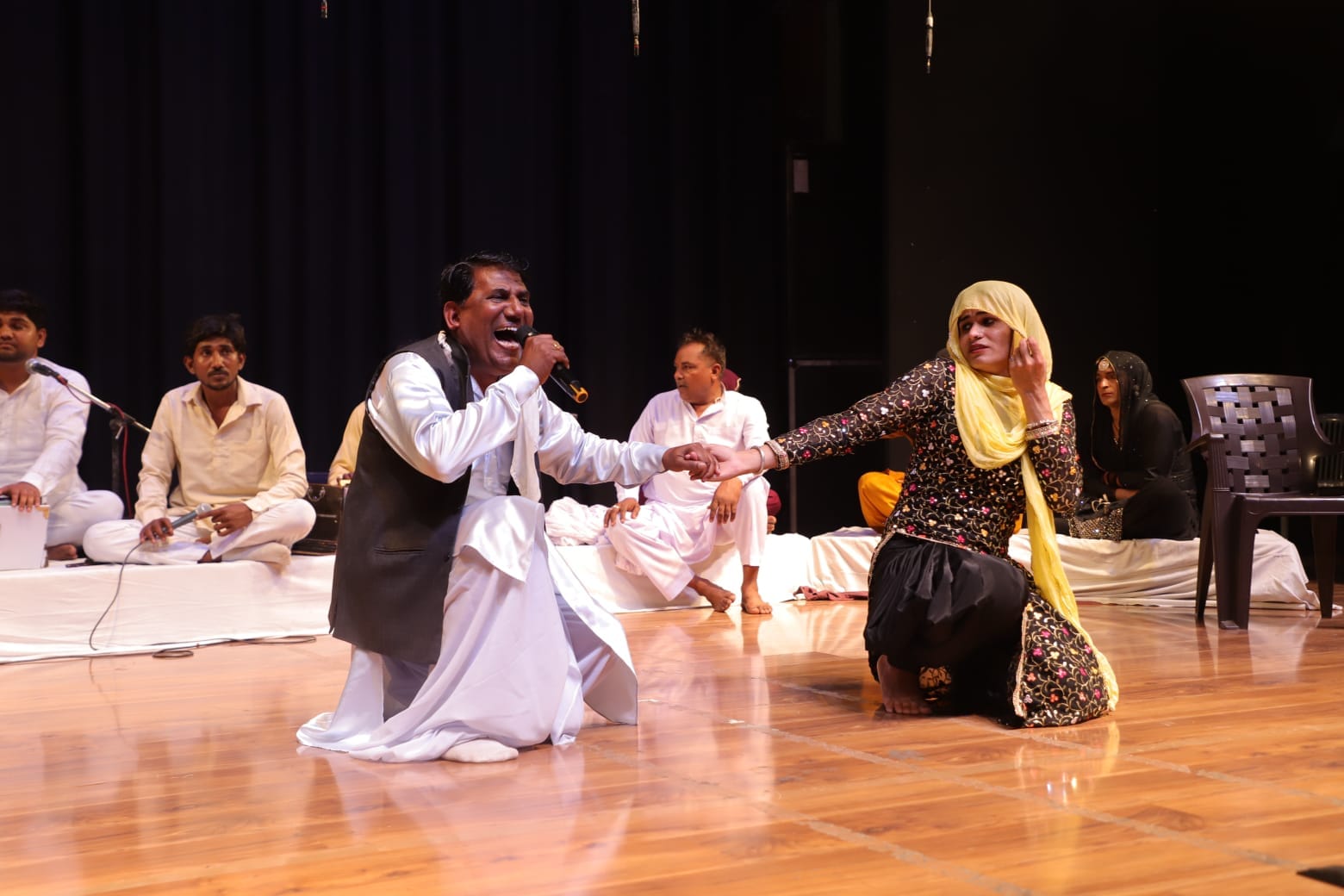 कुरुक्षेत्र। भरतमुनि रंगशाला में सांग महोत्सव के दौरान प्रस्तुति देते लोक कलाकार। संवाद