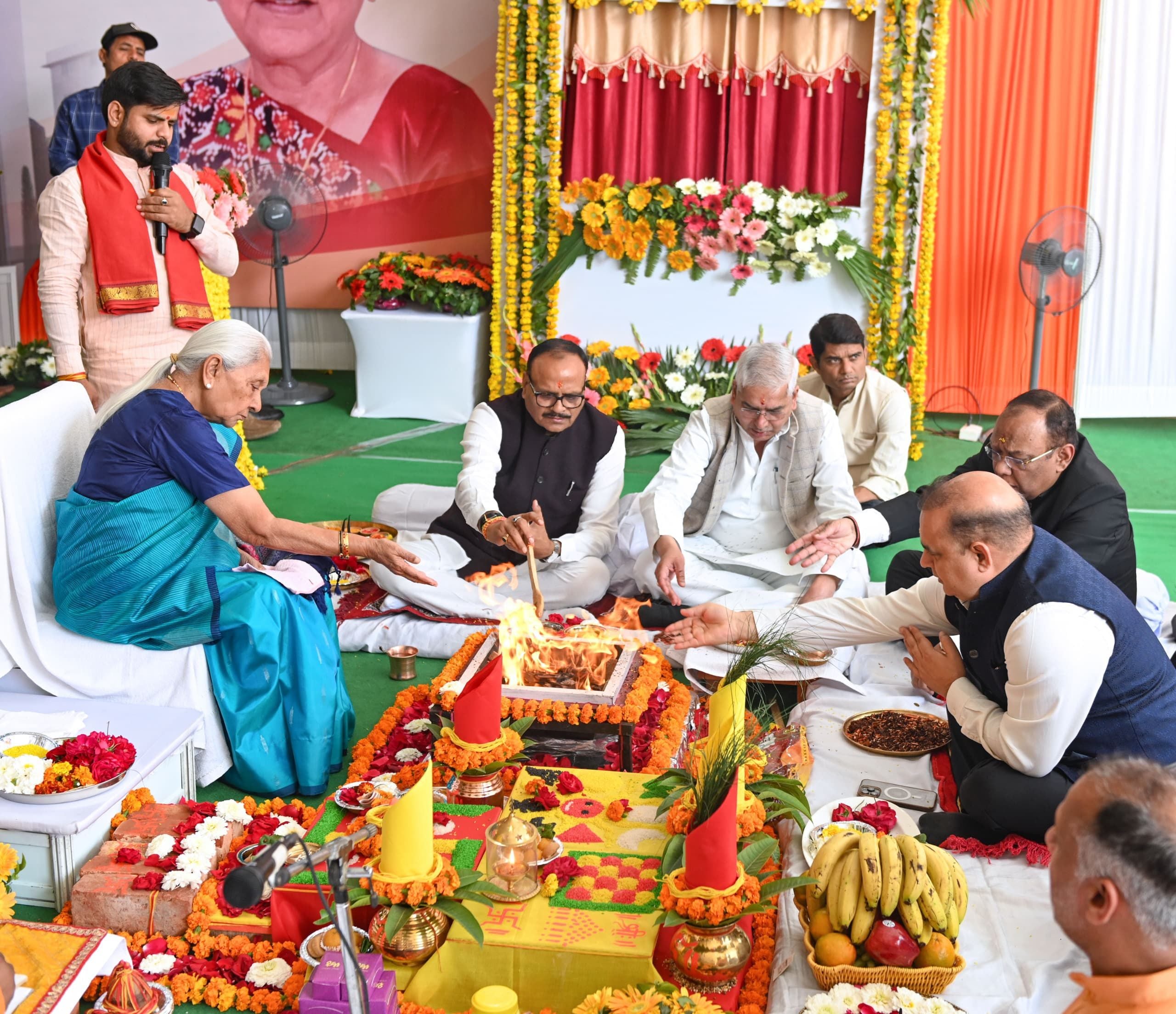 कार्यक्रम में पहुंची राज्यपाल, डिप्टी सीएम व अन्य।